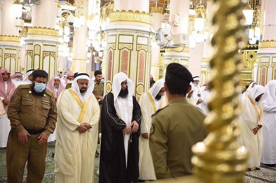 Muslims on Sunday performed the blessed Eid Al-Fitr prayer at the Grand Holy Mosque and the Prophet's Mosque amid the necessary precautionary and preventive measures which are being followed in other prayers in the Two Holy Mosques to prevent the spread of coronavirus. — SPA photos