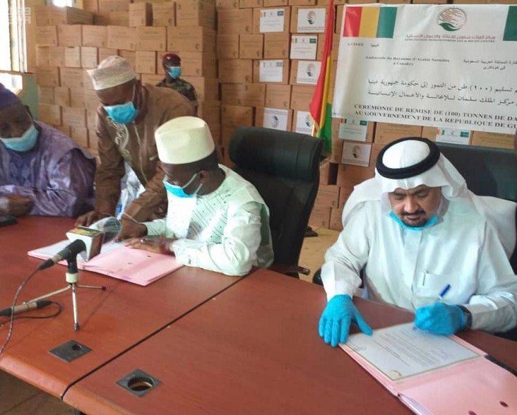 Saudi Arabia’s Ambassador to Sierra Leone and Guinea Dr. Hussein Bin Nasser Al-Dakhil Allah gifted over 50 and 100 tons of dates to the governments of Sierra Leone and Guinea respectively. — SPA photos
