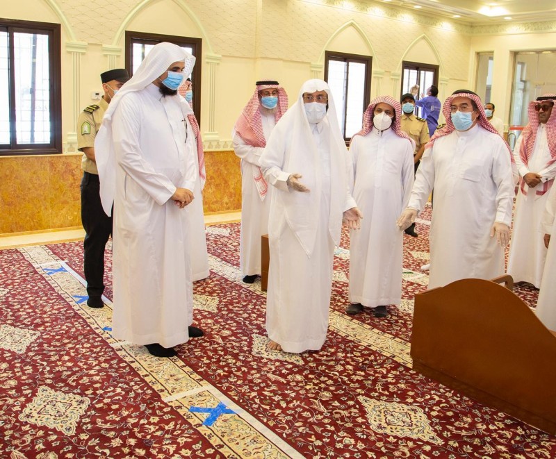 Minister of Islamic Affairs, Call and Guidance Dr. Abdullatif Al-Asheikh conducted an inspection tour of a number of mosques situated on the outskirts of the city of Riyadh to assess their readiness to receive worshipers.