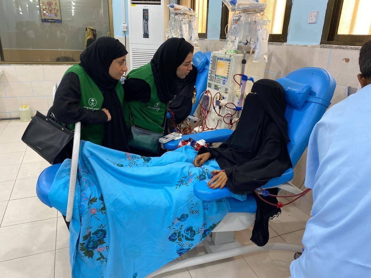 Representatives of the Saudi Development and Reconstruction Program for Yemen (SDRPY) visiting a patient in Aden General Hospital.