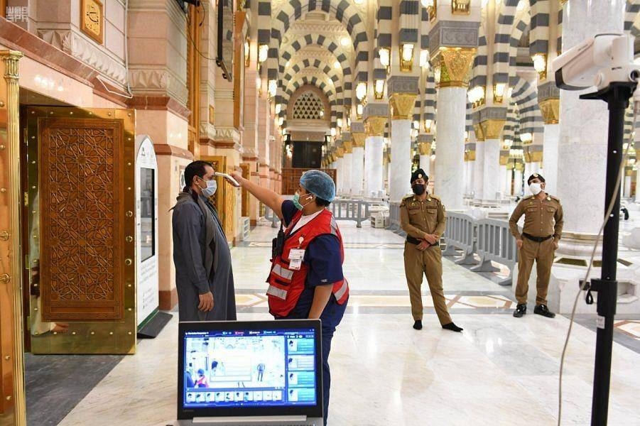 Thermal cameras at the Prophet’s Mosque in Madinah screens all visitors as a precautionary measure. — SPA photo 