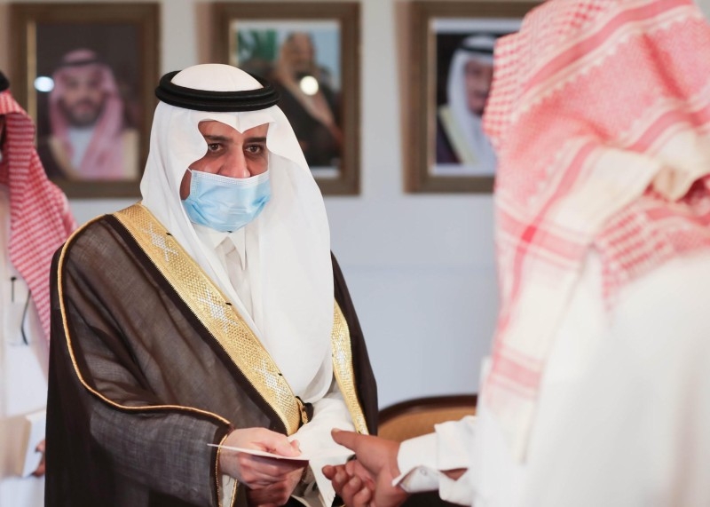 Emir of Tabuk Prince Fahd Bin Sultan distributed the first installment of financial compensation among owners of real estates that are part of the first phase of the NEOM Project at a ceremony held at the emirate office on Monday.