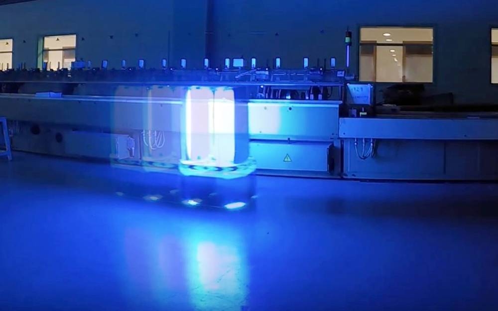  A new COVID-fighting robot that emits ultraviolet (UV) light to disinfect public spaces and offices has been revealed in Bahrain.