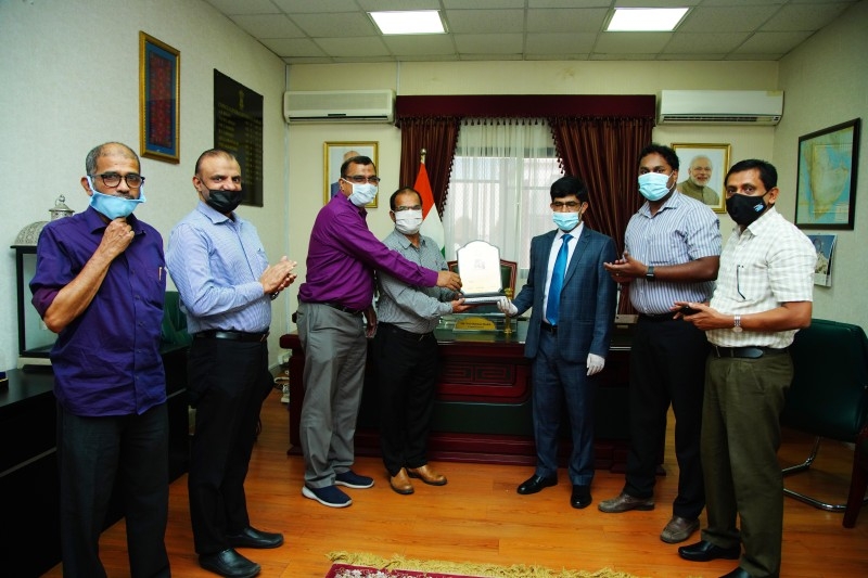 Indian Pilgrims’ Welfare Forum officials presenting a replica of the Grand Mosque to outgoing Consul General Mohammed Noor Rahman Sheikh.
