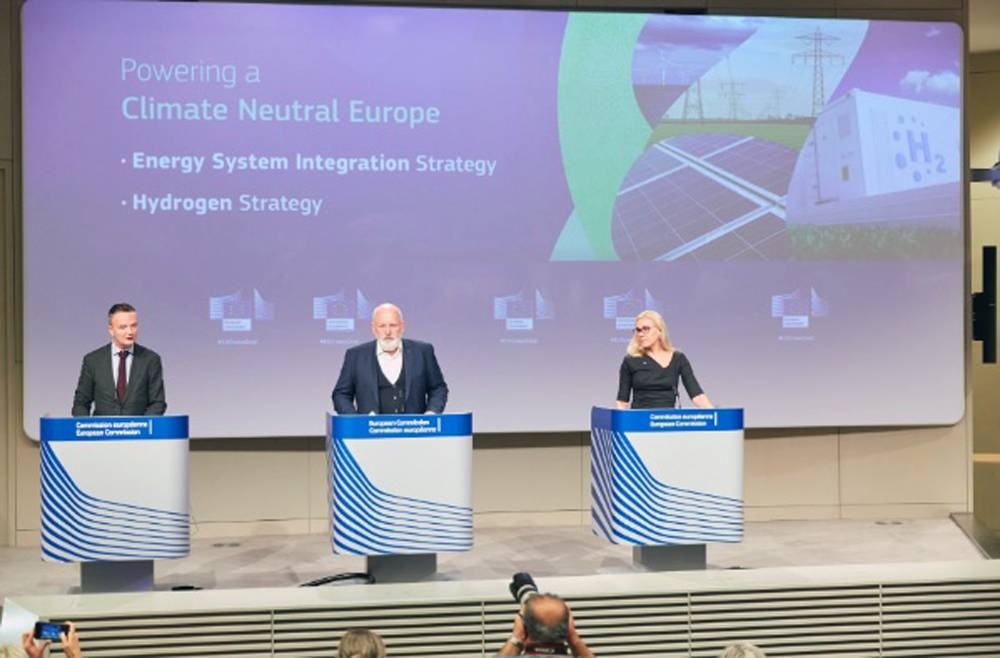 The European Union on Wednesday presented two energy strategies at giving the EU the lead globally in the energy sector.