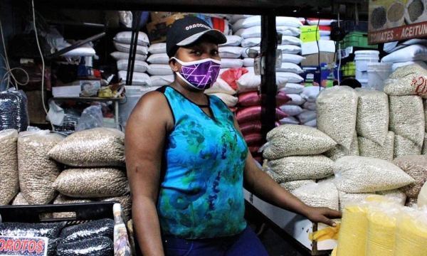 The Lo Valledor main wholesale market in Chile continues to provide the public during the COVID-19 pandemic with all the protective measures for them and the community. — courtesy FAO/Max Valencia