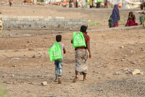 he King Salman Humanitarian Aid and Relief Center distributed on Thursday Eid Al-Adha gift bags and clothing sets to orphans and displaced in a number of Yemeni governorates as part of 