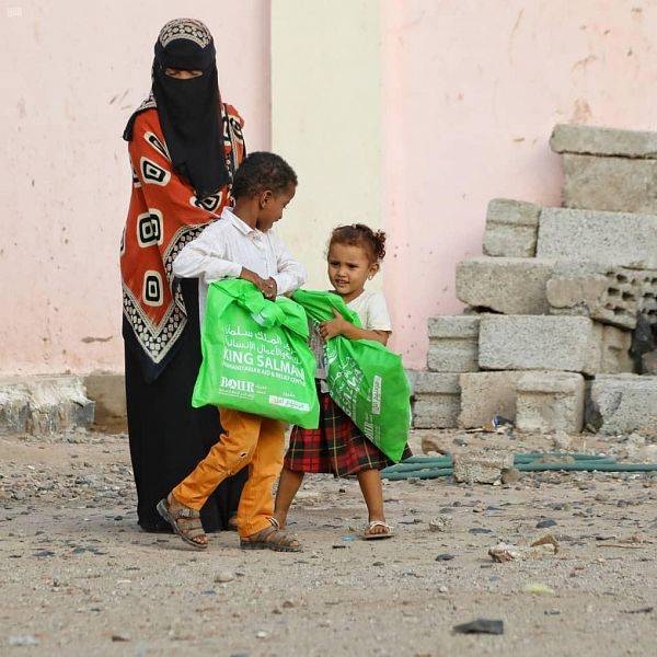 he King Salman Humanitarian Aid and Relief Center distributed on Thursday Eid Al-Adha gift bags and clothing sets to orphans and displaced in a number of Yemeni governorates as part of 