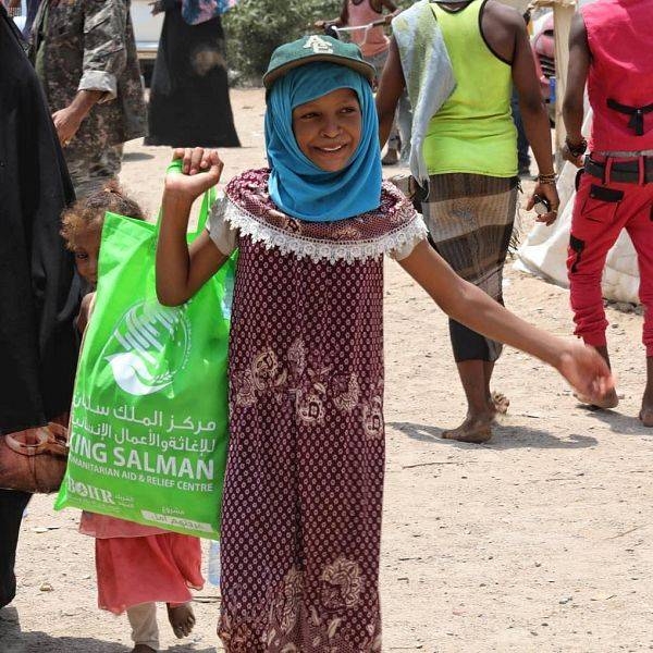 he King Salman Humanitarian Aid and Relief Center distributed on Thursday Eid Al-Adha gift bags and clothing sets to orphans and displaced in a number of Yemeni governorates as part of 