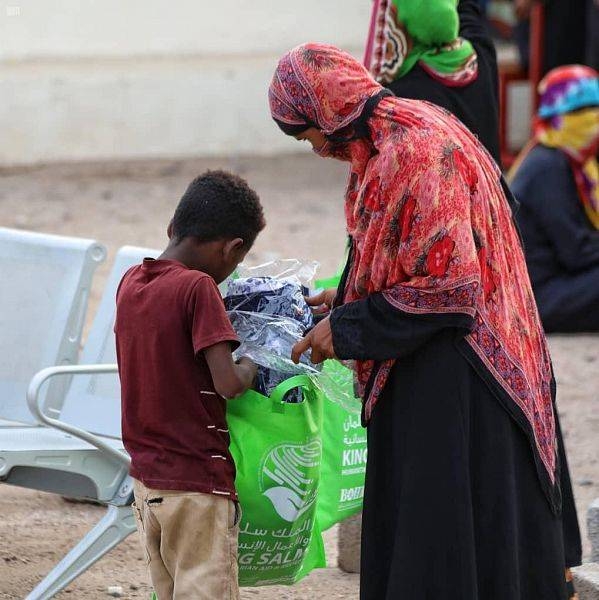 he King Salman Humanitarian Aid and Relief Center distributed on Thursday Eid Al-Adha gift bags and clothing sets to orphans and displaced in a number of Yemeni governorates as part of 