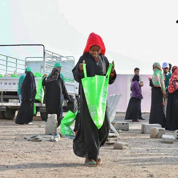 he King Salman Humanitarian Aid and Relief Center distributed on Thursday Eid Al-Adha gift bags and clothing sets to orphans and displaced in a number of Yemeni governorates as part of 