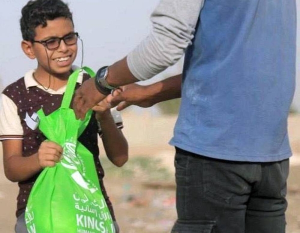 KSrelief continued on Friday to disturbe Eid Al-Adha clothing sets to orphans and displaced children in Marib Governorate, Yemen.