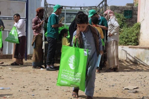 KSrelief continued on Friday to disturbe Eid Al-Adha clothing sets to orphans and displaced children in Marib Governorate, Yemen.