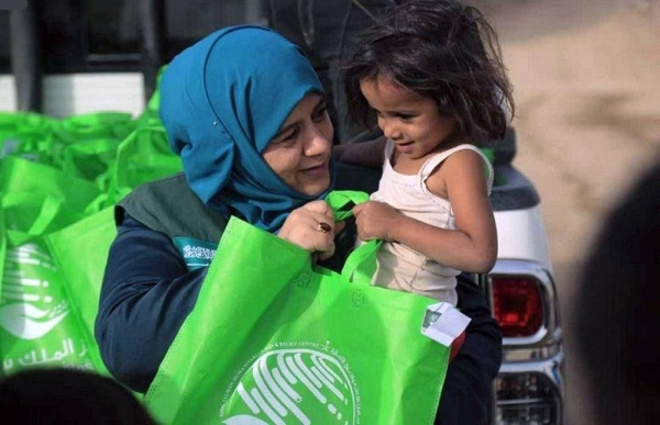 KSrelief continued on Friday to disturbe Eid Al-Adha clothing sets to orphans and displaced children in Marib Governorate, Yemen.