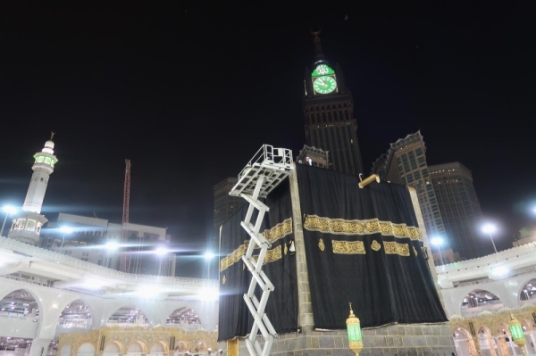 Holy Kaaba gets a new Kiswa
