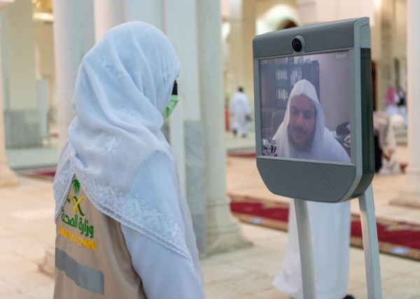 The service in Namirah Mosque and Al-Mashar Al-Haram Mosque in Muzdalifah allows direct communication through visual communication between the questioner and a team of muftis from the ministry to provide fatwas easily and remotely in several languages. — SPA