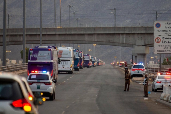 The violators were caught by the security forces transporting 17 illegal pilgrims in three vehicles. (Photo from @Makkahregion)