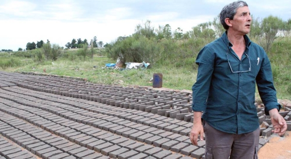 Artisanal brickmakers in Uruguay put the raw material into a mold, and then lay it out to dry. — courtesy Pablo Montes Goitia/UN Uruguay

