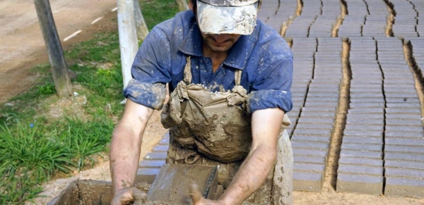 Artisanal brickmakers in Uruguay put the raw material into a mold, and then lay it out to dry. — courtesy Pablo Montes Goitia/UN Uruguay

