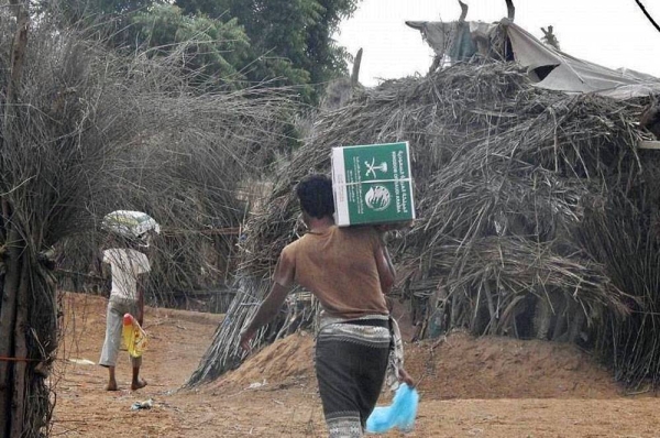 KSrelief, in cooperation with the Benevolence Coalition for Humanitarian Relief, distributed on Saturday 2,442 food baskets for displaced and affected people in a number of provinces of Hajjah Governorate, Yemen.