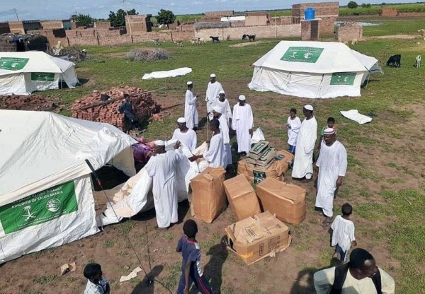 The KSrelief, in cooperation with Alegtinam Human Development Organization, distributed Saturday shelter materials, including tents, blankets, and shelter bags, to people affected by floods in Sennar State, Sudan.