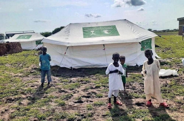 The KSrelief, in cooperation with Alegtinam Human Development Organization, distributed Saturday shelter materials, including tents, blankets, and shelter bags, to people affected by floods in Sennar State, Sudan.