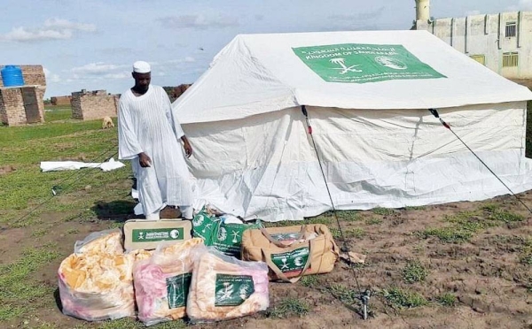 The KSrelief, in cooperation with Alegtinam Human Development Organization, distributed Saturday shelter materials, including tents, blankets, and shelter bags, to people affected by floods in Sennar State, Sudan.