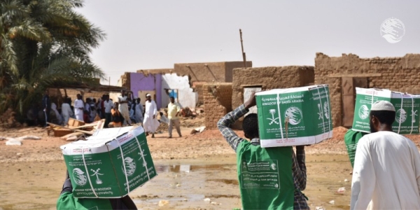 KSrelief volunteers deliver aid packages to people affected by the floods in Sudan. — Photo courtesy Twitter
