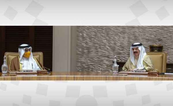 Bahrain’s King Hamad bin Isa Al Khalifa, right, chairs a weekly Cabinet session on Monday. — BNA photo
