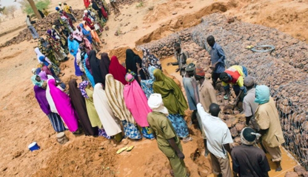 
A World Food Program project to build a dam in Niger provides local people with income for their work and enhances resilience to future droughts. — courtesy WFP/Rein Skullerud