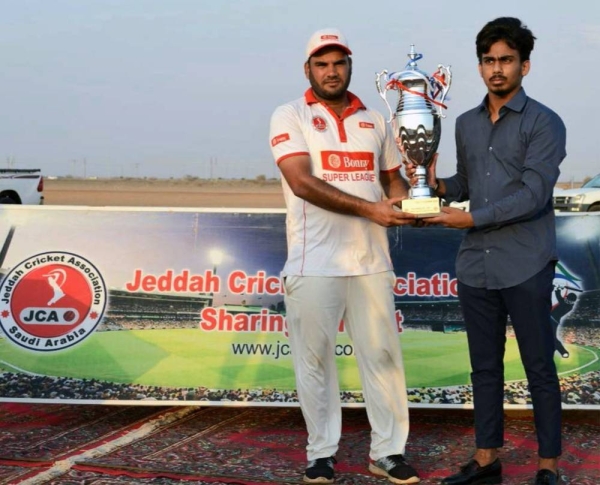 PDK Capt Akbar receiving CSG Winner Trophy from Mohd Uzair Ahmed