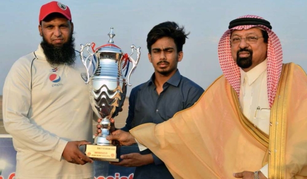 PDK Capt Akbar receiving CSG Winner Trophy from Mohd Uzair Ahmed