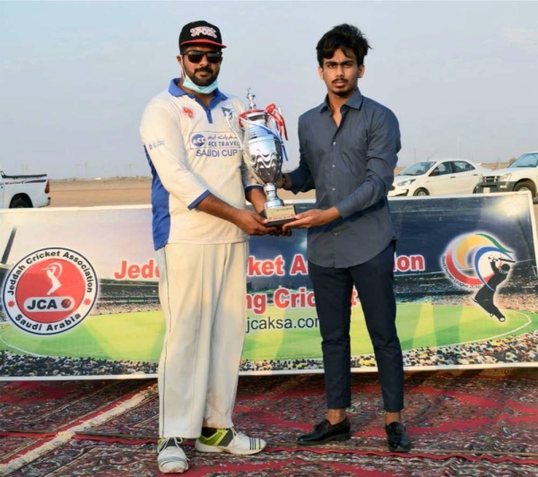 PDK Capt Akbar receiving CSG Winner Trophy from Mohd Uzair Ahmed