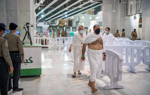 The leading group of Umrah performers from inside the Kingdom began arriving at the Grand Mosque.