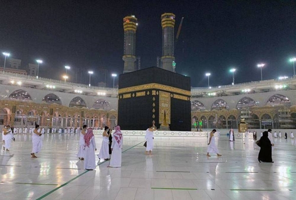 The leading group of Umrah performers from inside the Kingdom began arriving at the Grand Mosque.