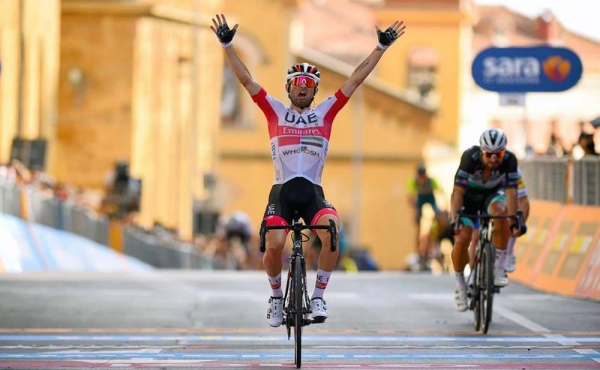 Diego Ulissi pedals to victory in the 2nd stage of the Giro d’Italia, on the 149 km from Alcamo to Agrigento.