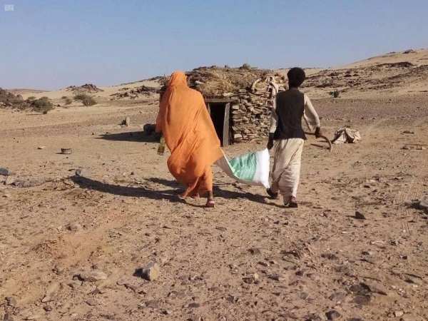 KSRelief carried on with distributing various humanitarian materials to those affected by the torrents and floods in Sudan. — SPA