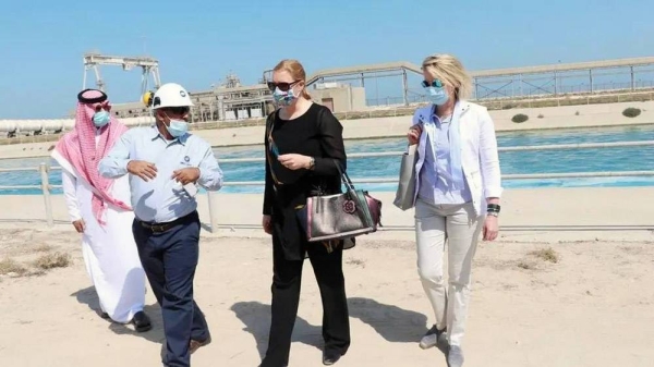 Victoria Coates, senior advisor to the US Secretary of Energy, and Dr. Ahmed Al-Amoudi, director general of the Desalination Technologies Research Institute at Saline Water Conversion Corporation (SWCC), during her visit to the institute headquarters in Jubail.