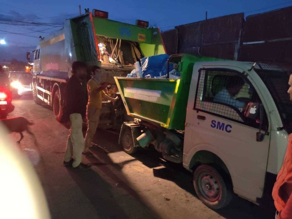 The Srinagar Municipal Corporation has started night sanitation so that solid waste does not get accumulated. Even garbage at dumps will not be allowed to accumulate. It will be cleared twice a day. — Courtesy photo
