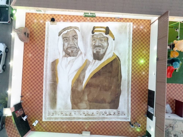 Ohud Abdullah Almalki, known as ‘The Artist of the Nation’, draws the largest coffee painting in the world using expired granules, illustrating seven renowned figures of Saudi Arabia and the neighboring United Arab Emirates. 