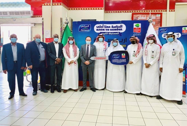 Officials of Almarai and Al-Othaim honor winners of Back to School competition.