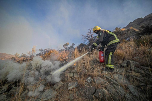Civil Defense teams battling 
fire in Asir’s Jabal Ghulamah