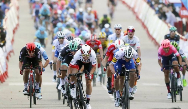 A strong team display from UAE Team Emirates saw Jasper Philipsen sprint home to second place on stage 4 of the Vuelta España from Garray to Ejea de los Caballeros (191.7 km).