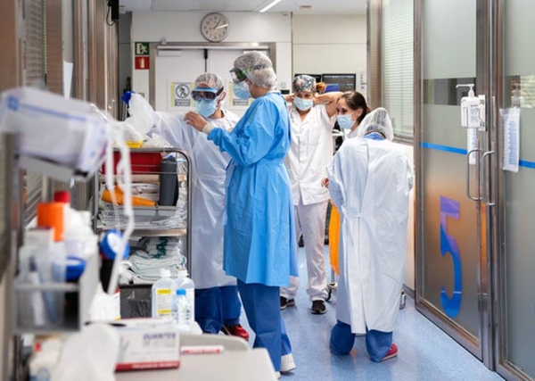 Health workers in the coronavirus area of Barcelona’s Hospital Clinic. — courtesy Francisco Avia/Hospital Clinic via Twitter