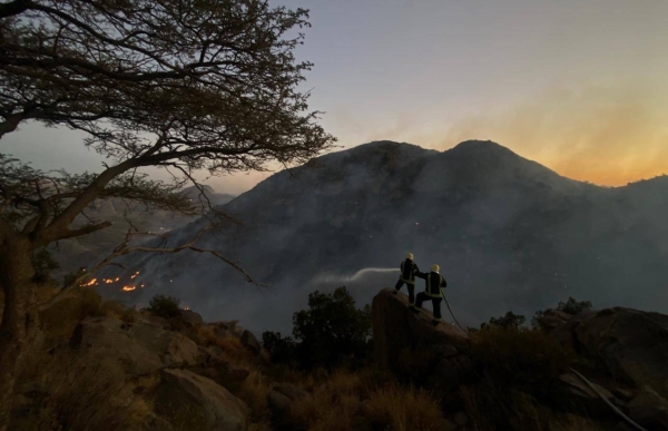 The Civil Defense Forces efforts to extinguish the blaze in a rugged area of the mountain. (Credit: SaudiDCD twitter account)