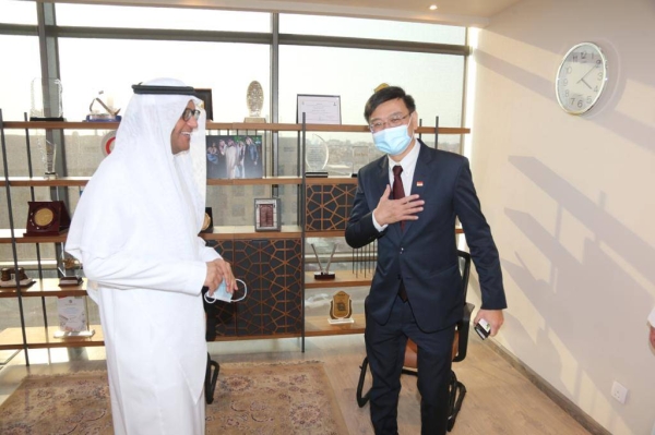 Okaz Editor in Chief and General Supervisor of the Saudi Gazette Editorial Jameel Altheyabi with Singapore Ambassador Chowming Wong (to his right) and Consul General Raziff Aljunied (to his left) pose for a group photo with Okaz and Saudi Gazette officials.