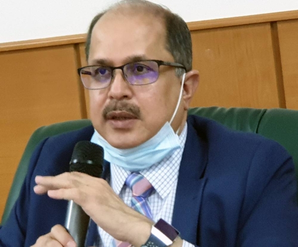 Indian Ambassador to Saudi Arabia Dr. Ausaf Sayeed addressing a press conference at the Consulate General auditorium in Jeddah on Friday.