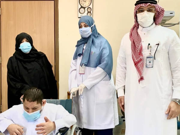 A medical team at Al-Noor Specialist Hospital in Makkah has successfully carried out a delicate simultaneous bilateral cataract surgery to restore the lost sight for both eyes of a young man with special needs.
