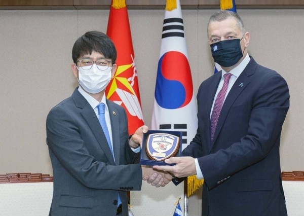 South Korea's Vice Defense Minister Park Jae-min (L) and his Greek counterpart, Alkiviadis Stefanis, pose for a picture ahead of their bilateral meeting in Seoul on Friday. — courtesy photo