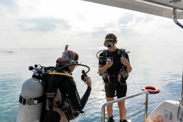 Dutch golfer Anne van Dam diving with Mariam Fardous in KAEC